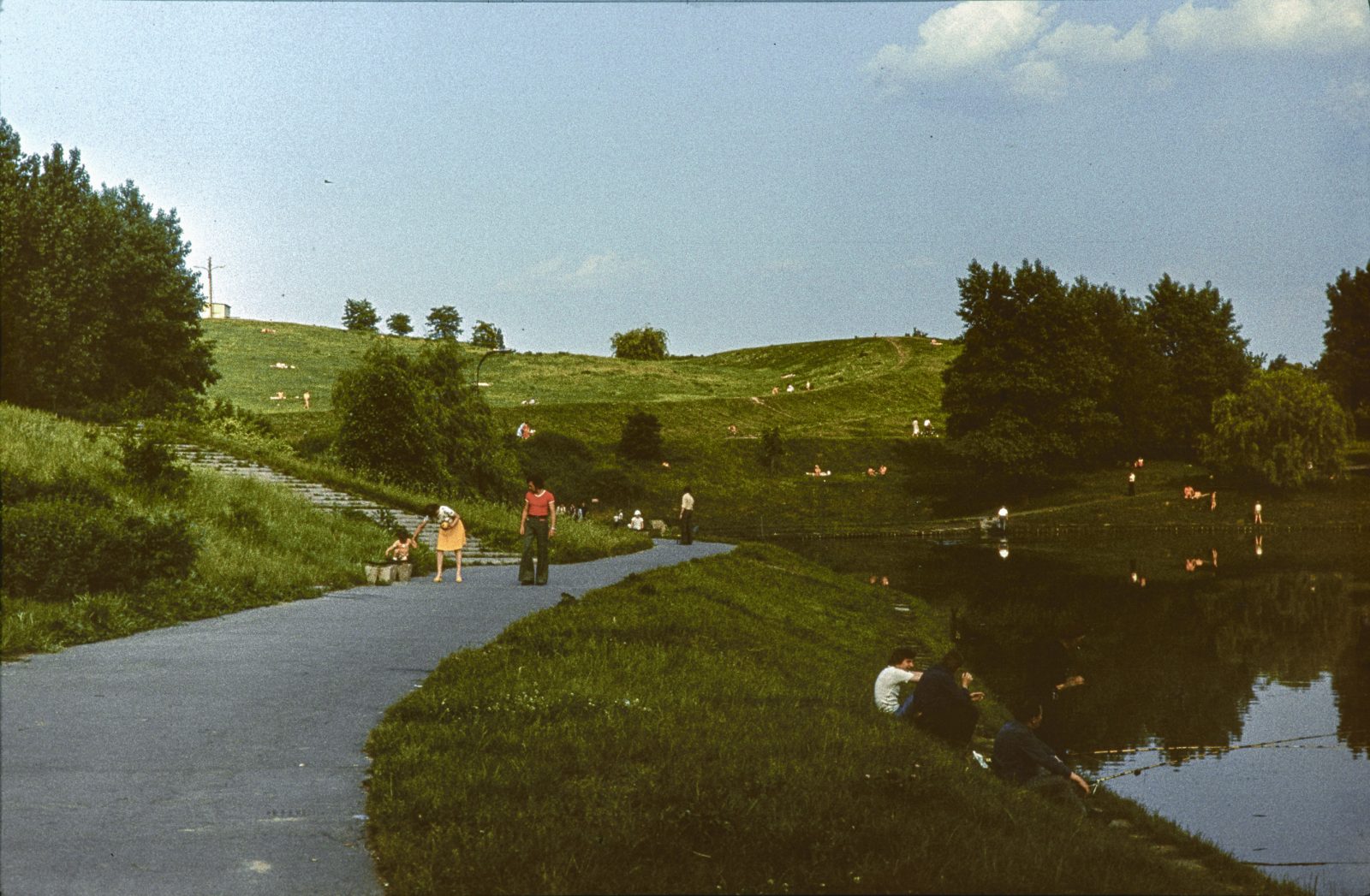Tomasz Smoliński, view of the pond and the mound in the park. 1978, the author’s collection. Społeczne Archiwum Warszawy, 168 021