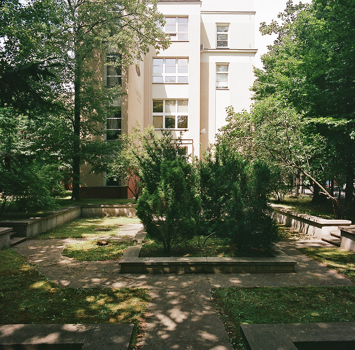 The pool in the garden of the Radium Institute, inaugurated by Maria Skłodowska-Curie in 1925 on Wawelska Street in Warsaw. The pond needs to be emptied, repaired, the stylised with features of the small architecture and replanted with aquatic plants.