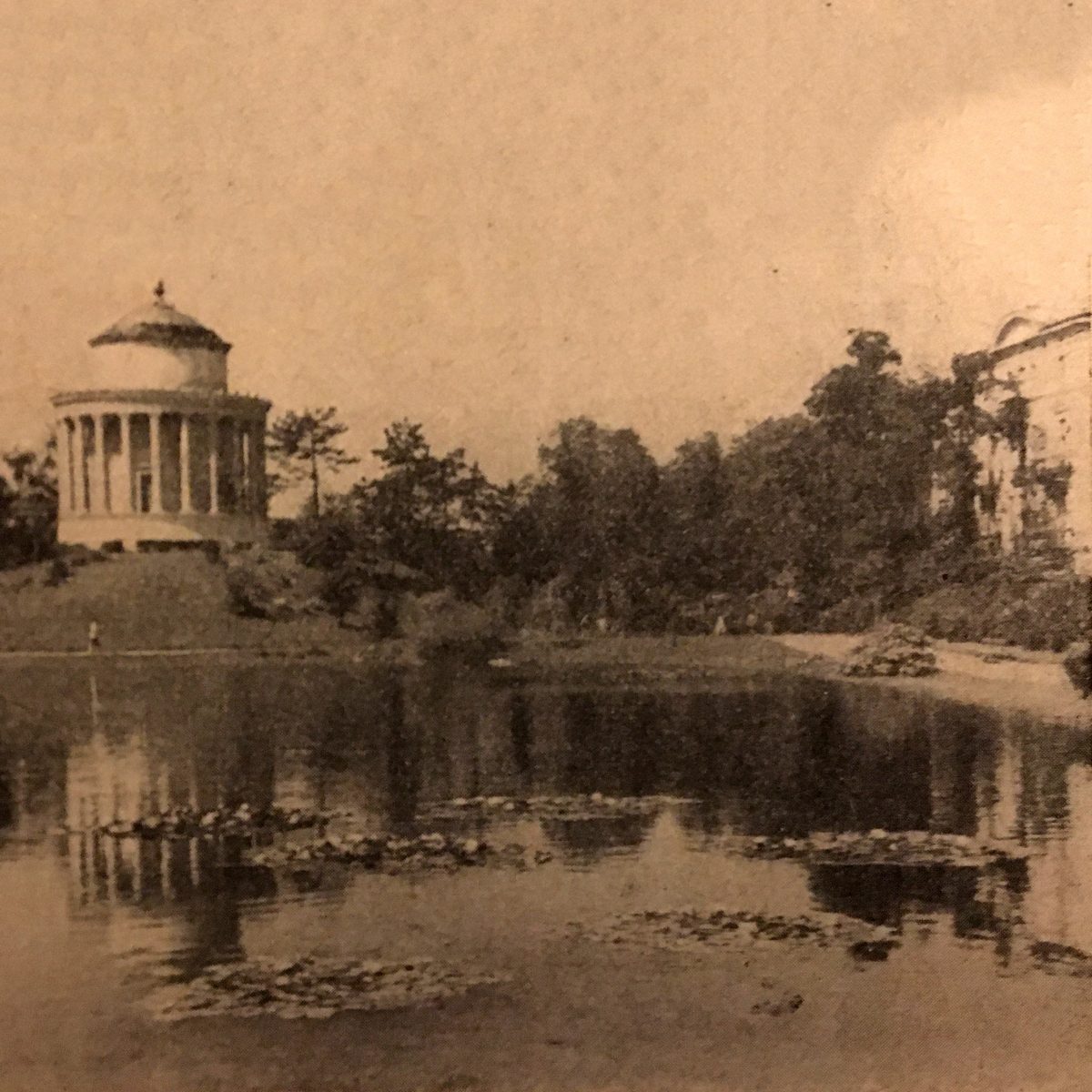 A photograph reproduced in a 1940s textbook.